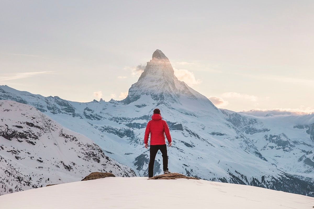Climb Mount Everest — The Ultimate Bucket List Adventure Guide Himalaya mountain climbers equipment gear preparation Nepal expedition