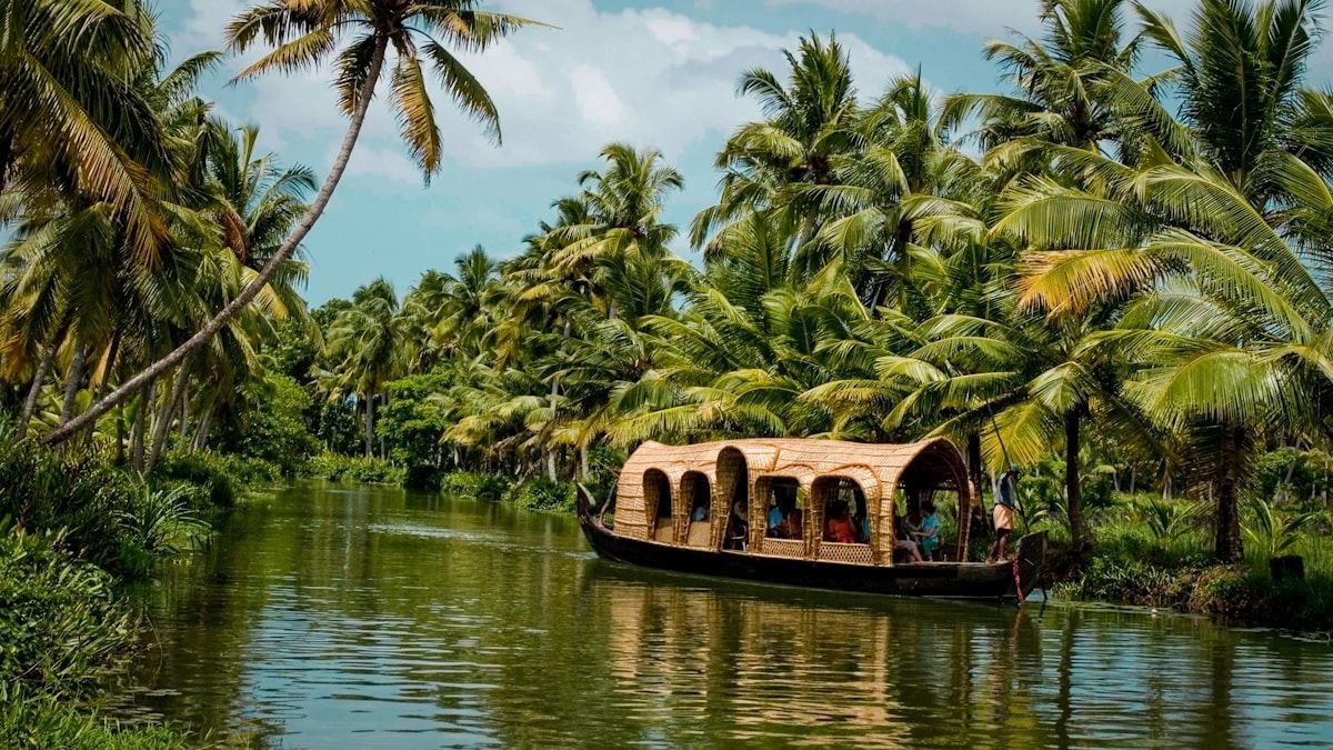 Best Hotels & Travel Destinations in India — Ultimate Guide for Every Traveler Munnar Kerala tea estate resort nature retreat misty hills India