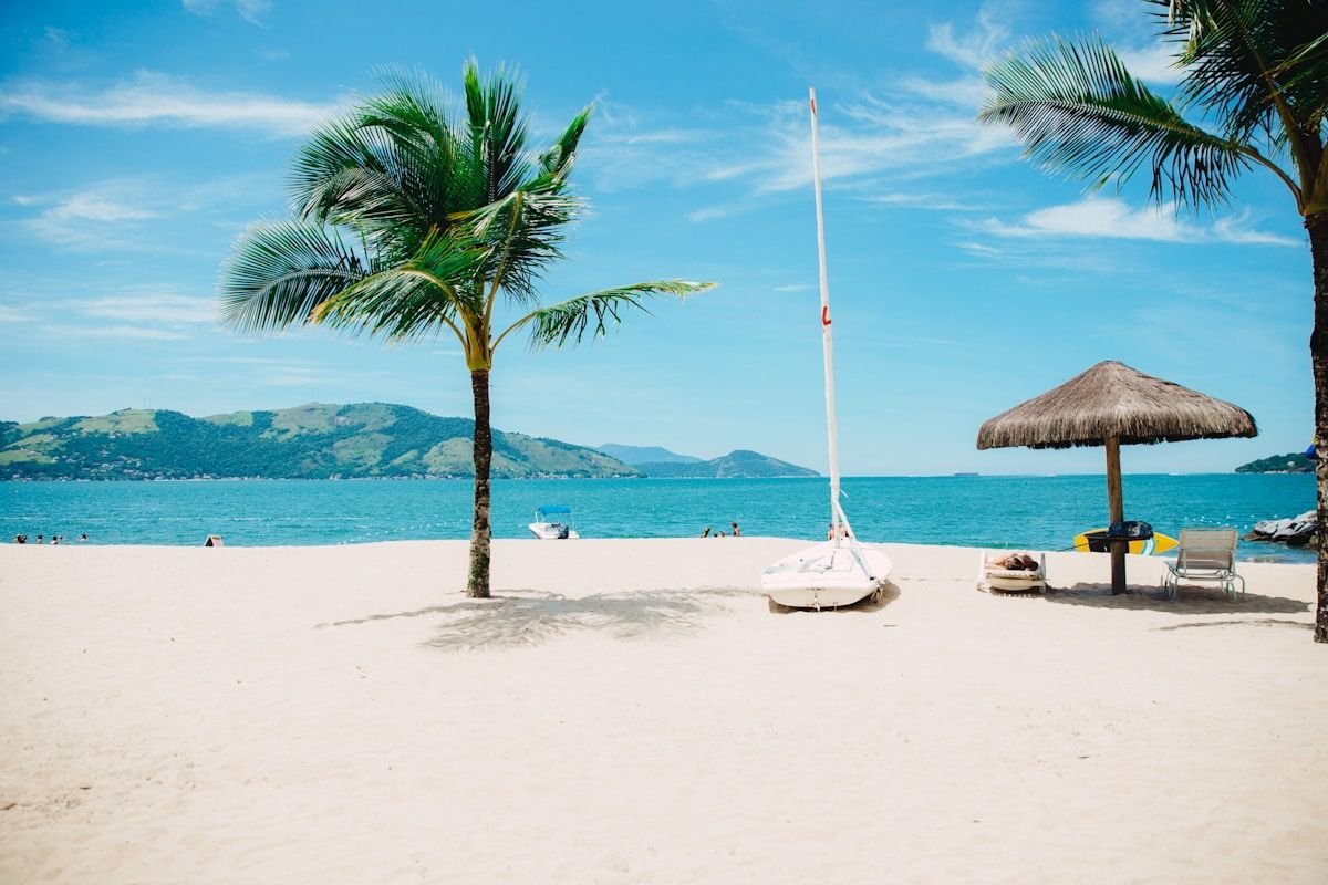 Surfing Holidays in Hawaii — The Complete Travel Guide to Riding the Waves of Paradise North Shore Oahu Hawaii big waves surfing championship Pipeline Sunset Beach