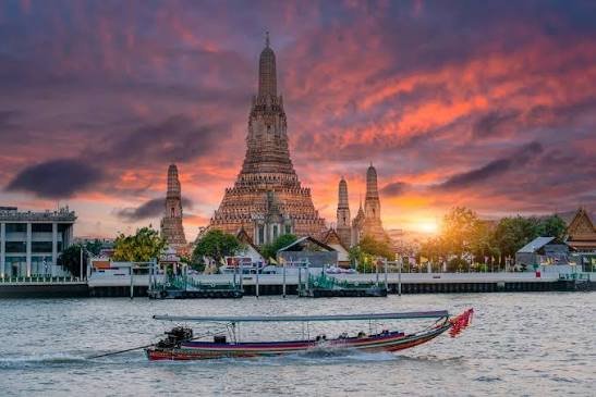 Tour Packages Bangkok — Wat Arun at sunset