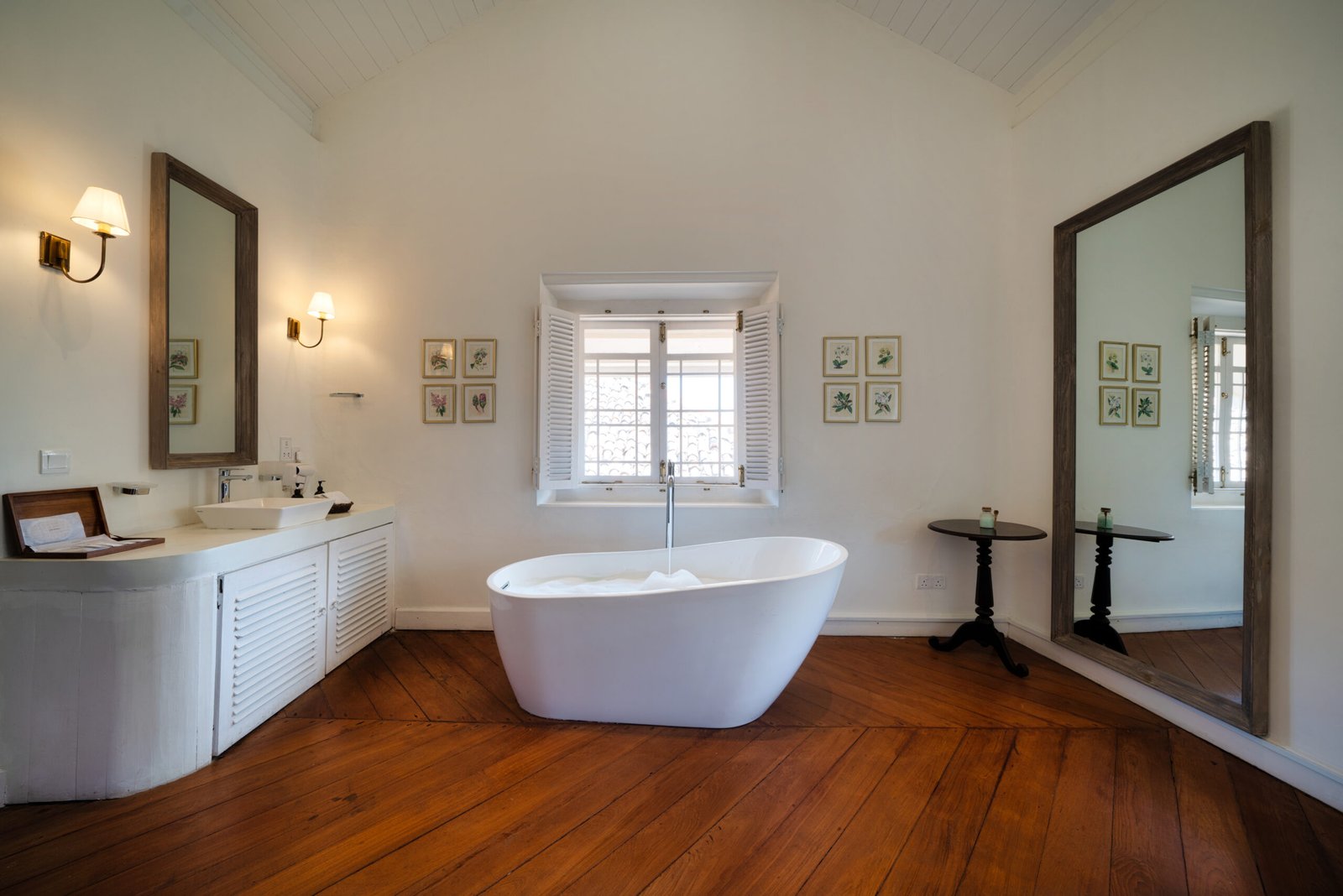 Tour Packages Galle Fort Hotel — Suite Bathroom