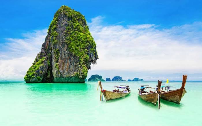 Tour Packages Phuket — Longtail boats & limestone cliffs