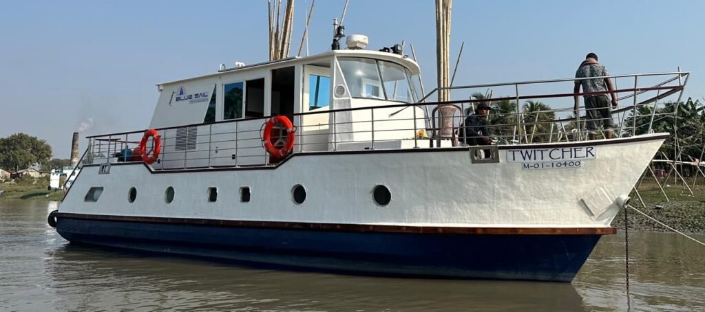 Tour Packages Twitcher private boat – Boat Exterior