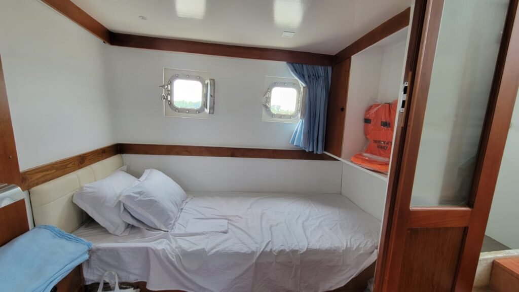 Tour Packages Twitcher private boat – Single Cabin with Portholes