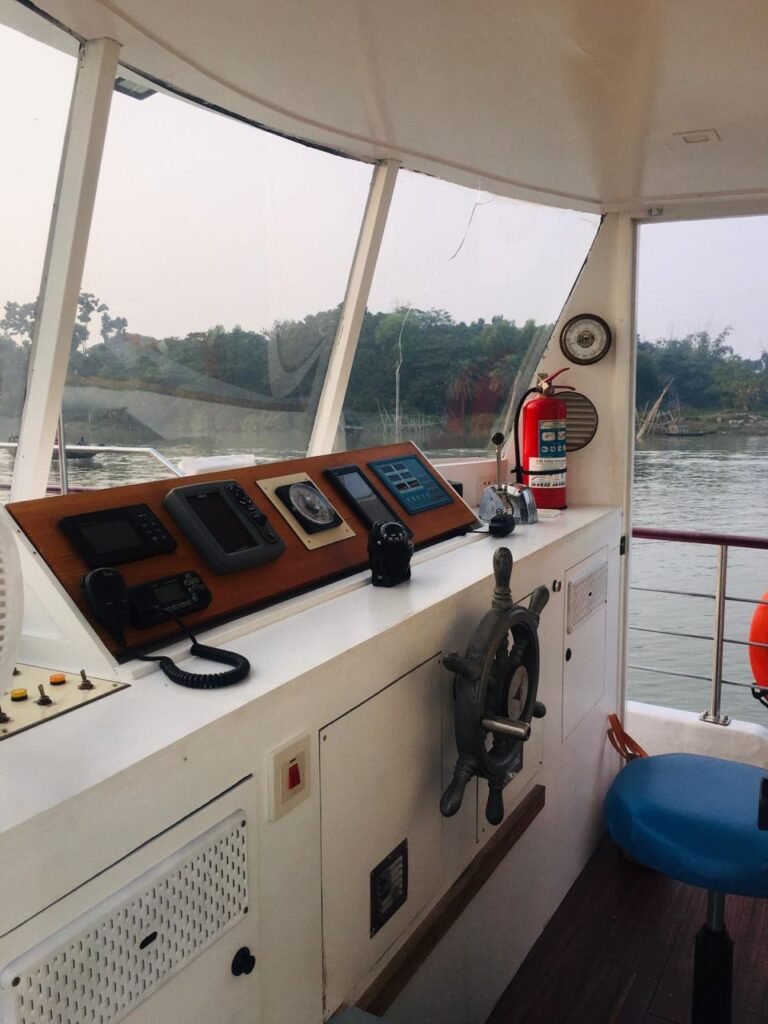 Tour Packages Twitcher private boat – Wheelhouse